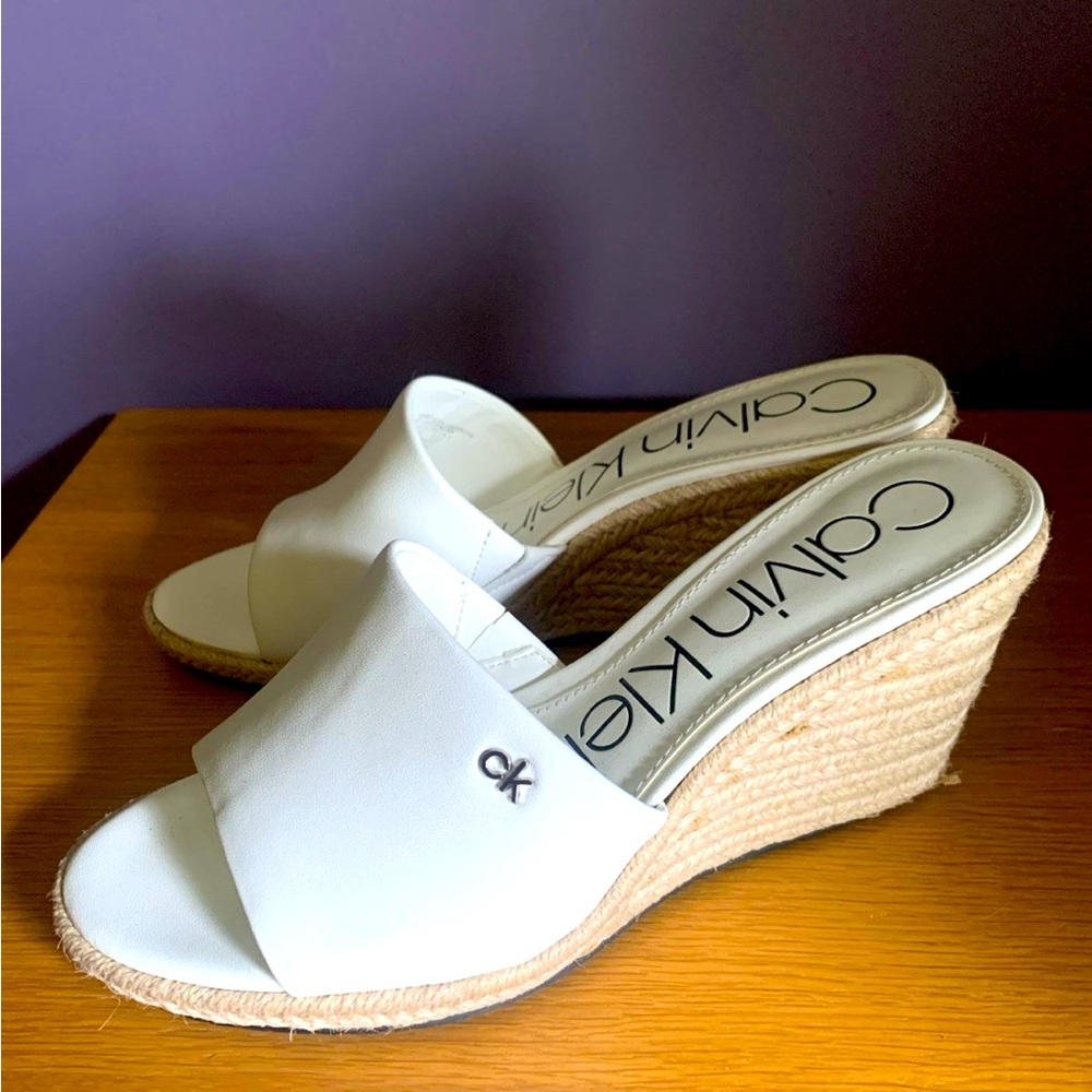 NEW size 7 1/2 Calvin Klein White wedges.